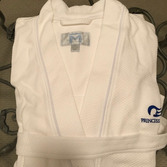 New Princess Cruises Unisex White Robe - Picture 2 of 11